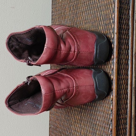 Clarks Artisan Ankle Boots Wine Color Size 6 - Picture 3 of 14